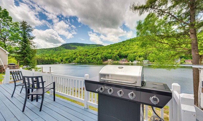 Stark Cottage | Peaceful Stark Cottage w/Deck on South Ponds!