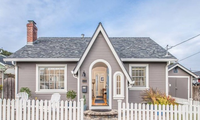 Pacific Grove Cottage | Peaceful, Updated Cottage. Walk to Town & Beach. 2 Aquarium Guest Passes.