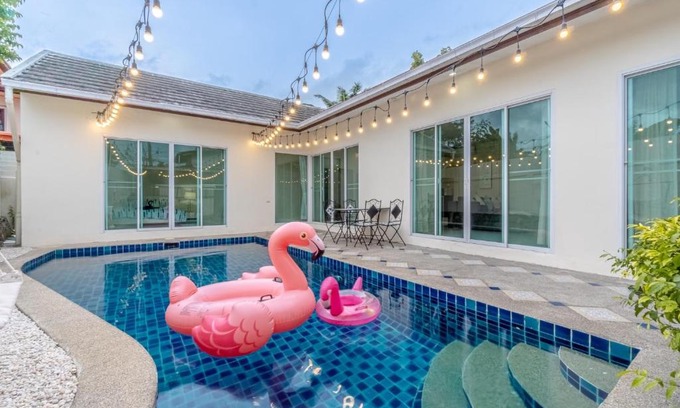 Nong Prue Villa | Peacock Pool Villa