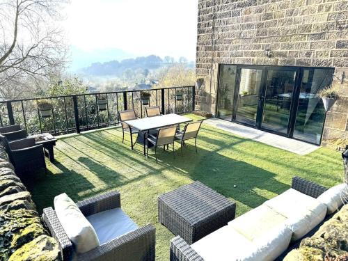 Crich House | Peak District Getaway Retreat! The most Stunning Garden Views - Firepit - Brand newly refurbished - Perfect for friends & family getaways