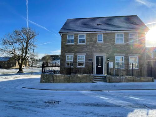 Buxton House | Peak View - Modern Cottage