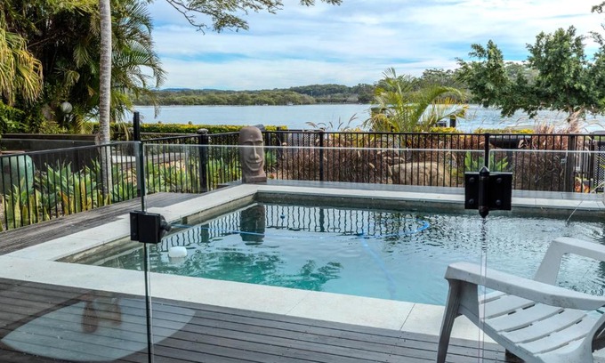 Dunbogan House | Pearl Cottage - Stunning River Front Cottage with Pool