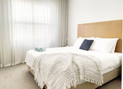 Fremantle Apartment | Pearl On Pakenham- Modern & Central W King Beds