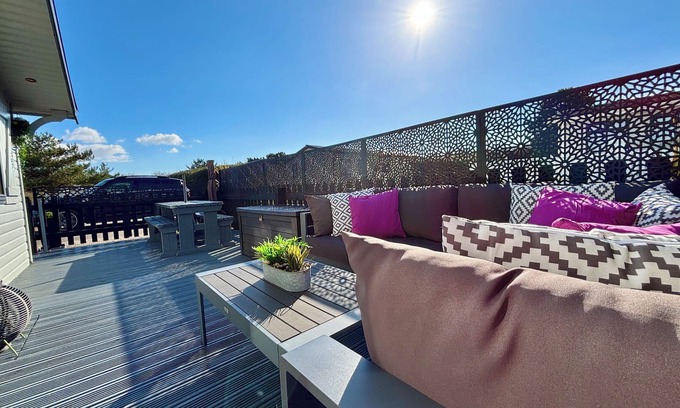 New Forest District Cabin | Pebble Lodge Boutique Retreat Shorefields Country Park Milford on Sea New Forest