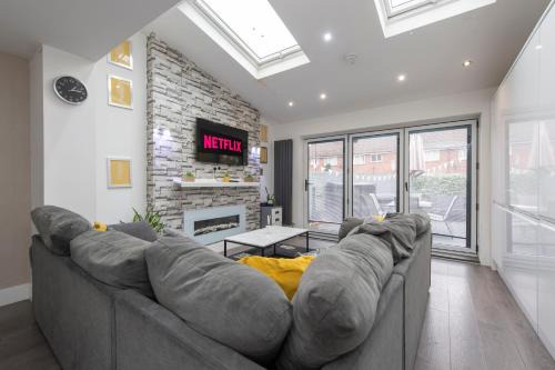 Livesey Apartment | Peckham Large 2 Bath Home with Parking & Garden