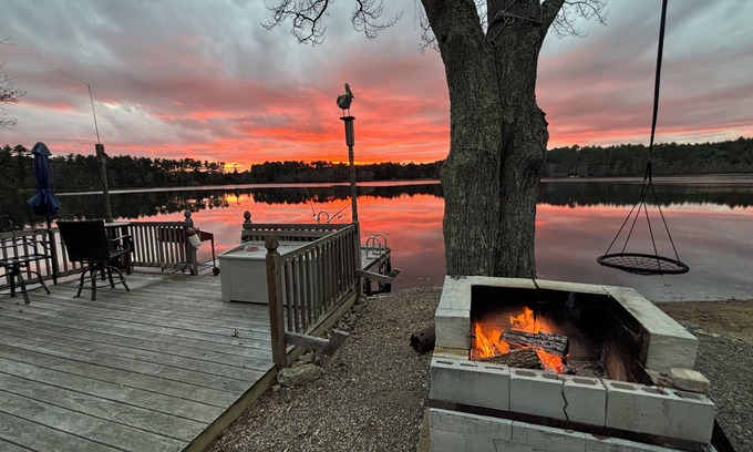 Middleborough House | Pelicans Bog on Woods Pond in Middleboro minutes from MBTA to Boston.
