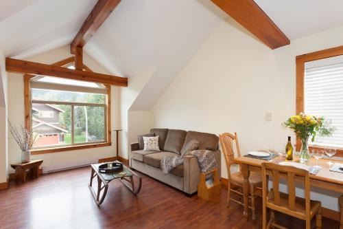 Pemberton Apartment | Pemberton Valley 1 bedroom suite king bed cable TV views parking walk to Village