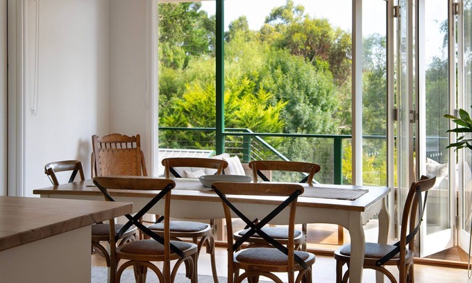 Daylesford Cottage | Pembroke Cottage- modern comforts and scenic views