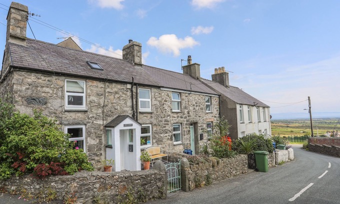 Llithfaen Cottage | PEN Y GROES, pet friendly, character holiday cottage in Llithfaen