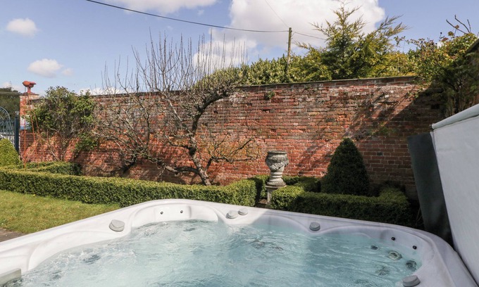 Saint Owens Cross Cottage | PENGETHLEY MANOR HOUSE, pet friendly, with pool in Peterstow