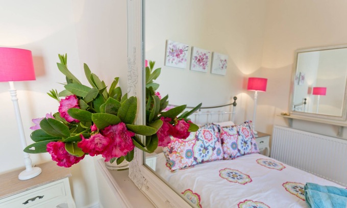 Ty Croes Cottage | Penlon - a dog that sleeps 4 guests in 2 bedrooms