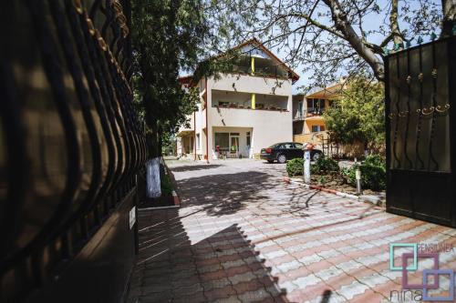 Douazeci si Trei August House | Pension Nina
