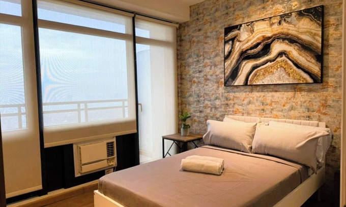 Downtown Apartment | Penthouse 2 bedroom unit with balcony