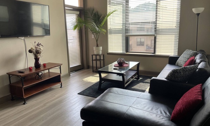 Atlantic Station Area Apartment | PENTHOUSE 21: BEAUTIFUL LUXURY HIRISE ATLANTIC STATION