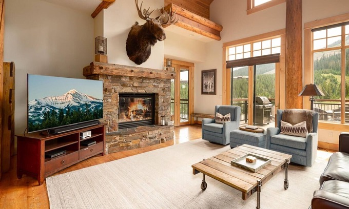 Saddle Ridge Cabin | Penthouse 3 (3-Bedroom) with Mountain view by Moonlight Basin Lodging