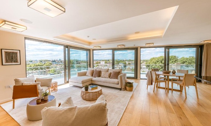 Hoxton Apartment | Penthouse. Roof Terrace. Shoreditch. AC