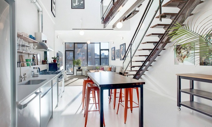 Hunters Point House | Penthouse w/large rooftop Manhattan skyline in 2 family Townhome