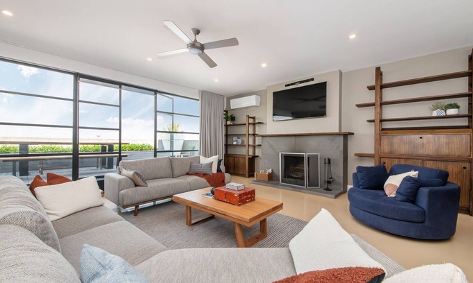 St Kilda Apartment | Penthouse with City Views on Chapel
