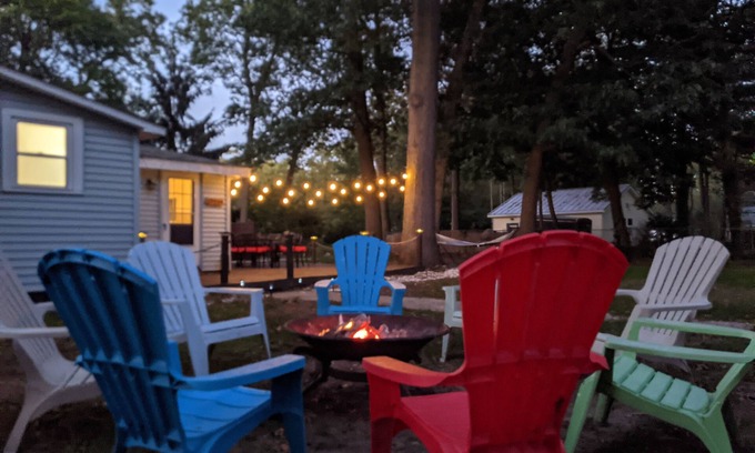 Spring Lake House | Perch Cottage l Lakeside Fall Getaway with Firepit, Kayaks & Cozy Nights