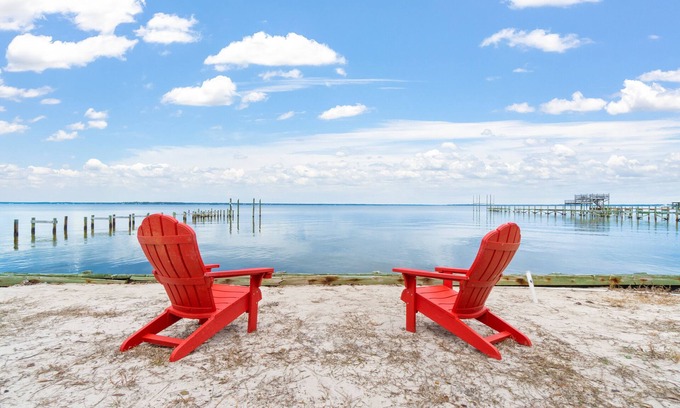 Ono Island House | Perdido Bay 4BR Waterfront House WITH A DOCK AND WHITE SANDS IN THE BACKYARD!