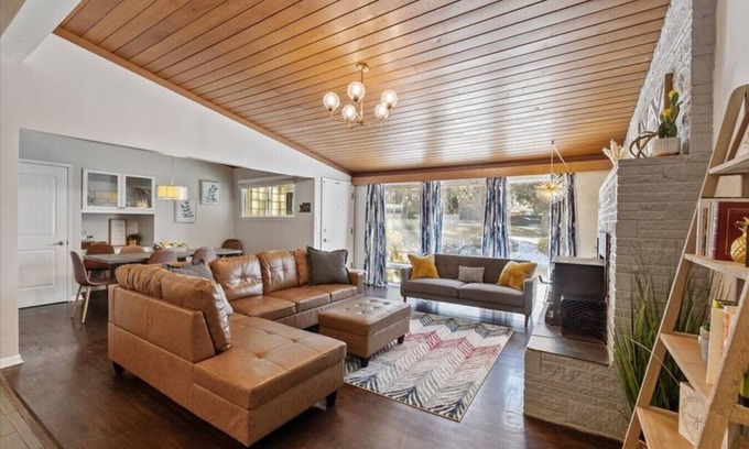 South Perry District House | Perfect for groups-Theater & Arcade close to dwtn!