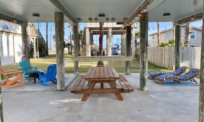 Galveston House | Perfect Friend and Family Beach House with Oceanview - 1 min walk to the beach!