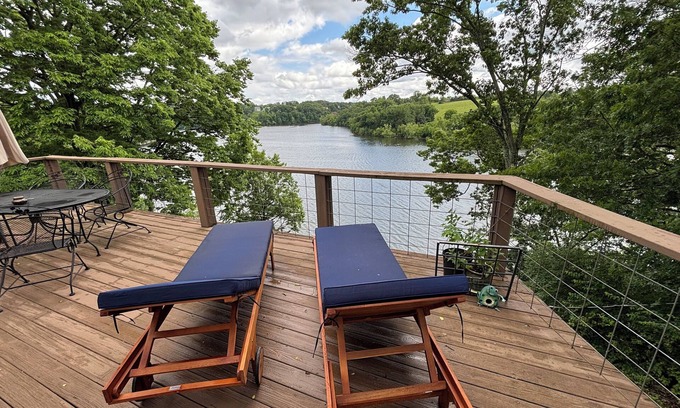 Danville House | Perfect Lakeside Retreat for Families and Friends, 8beds, Lake & Dock Access