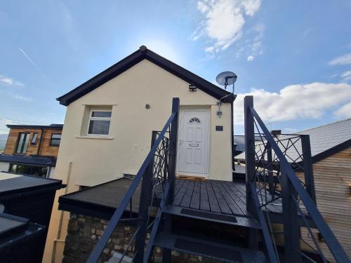 Merthyr Tydfil Apartment | Perfect Location 2 BR serviced apartment Nr Bike Park Wales & Brecon Beacons