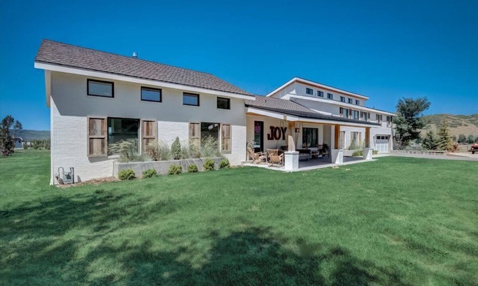 South Snyderville Basin House | Perfect Location Farm House Getaway in Park City