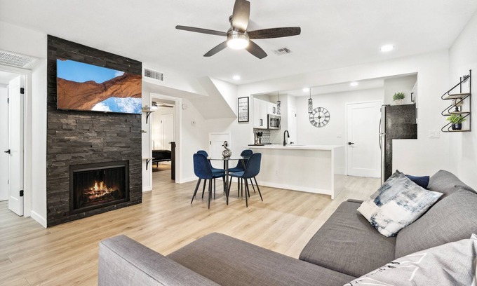 Park Center Place House | Perfect Private Desert Getaway by Hohokam Stadium!