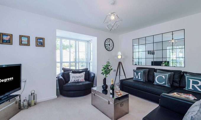 Salford Villa | Perfect Riverside Home in Manchester, FREE Parking