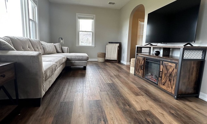 Martinsville House | Perfect spot!nMartinsville's Beautiful Leaves,nIU Football to Indy nightlife!nn