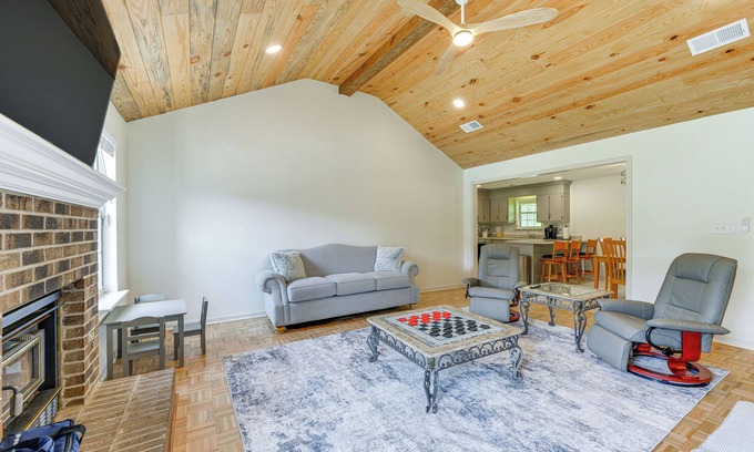 Perry House | Perry Family Home on 2 Acres w/Private Pool