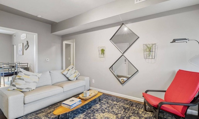 Meridian-Kessler Apartment | Pet&Baby Friendly 2BR w/in-unit Laundry *WIFI*