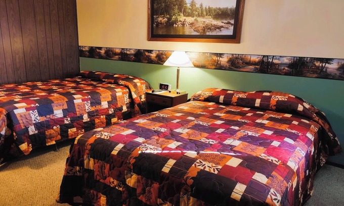 International Falls Hotel | Pet-Friendly Space with Breakfast Perfect for a Budget-Friendly Family Getaway