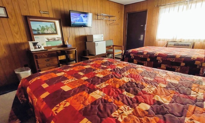 International Falls Hotel | Pet-Friendly Spot Close to Canoeing Destinations on Rainy River - Free Breakfast
