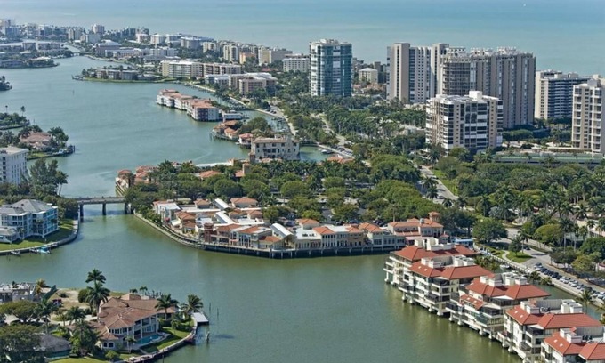 Park Shore House | PET FRIENDLY 2/2 HOME IN PARK SHORE TOWNHOME WITH PRIVATE BEACH ACCESS