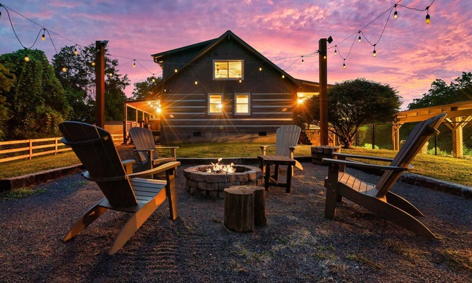 Kodak Cabin | Pet Friendly 3/3 with Hot Tub & Private Balconies