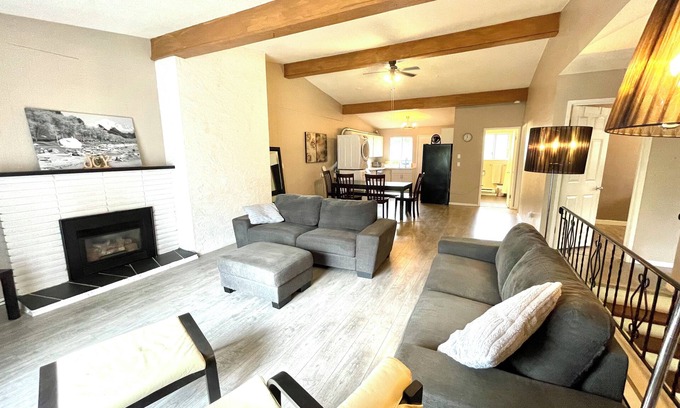 South Surrey House | Pet-Friendly 3-Bdr Upper Suite near White Rock – Spacious & Modern!