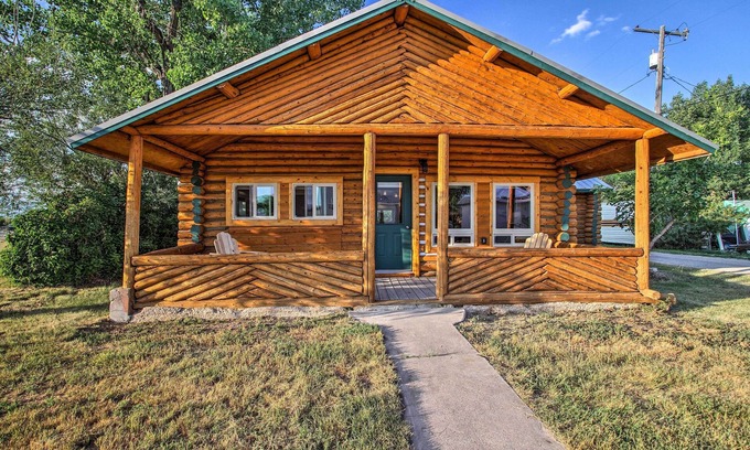 Augusta Cabin | Pet-Friendly Augusta Cabin - Walk to Main Street!
