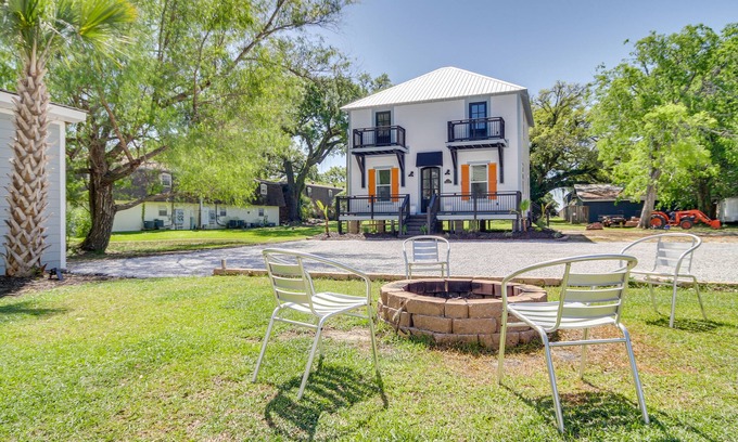 Biloxi Cottage | Pet-friendly Biloxi Getaway < 1 Mi to Beach!