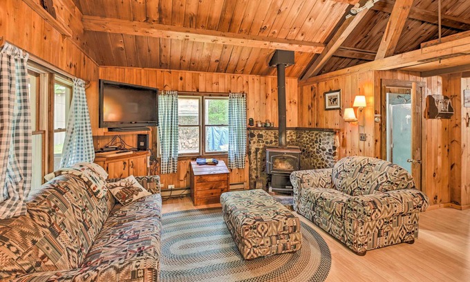 The Forks Cabin | Pet-Friendly Cabin in The Forks w/ Fire Pit!