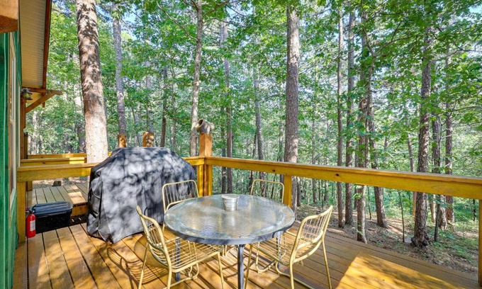 Eureka Springs House | Pet-Friendly Eureka Springs Rental with Private Deck