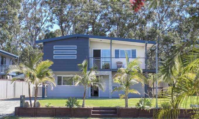Narrawallee House | Pet friendly family home close to the beach in Narrawallee