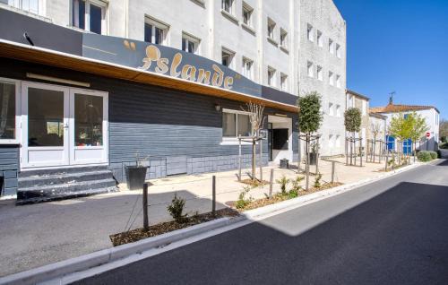 Le Chateau-d'Oleron Apartment | Pet Friendly Apartment