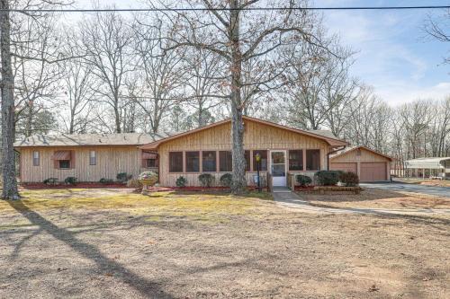Higden House | Pet-Friendly Higden Getaway Less Than 1 Mi to Marina!