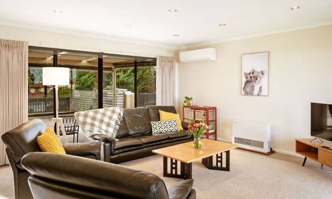 Warrnambool House | Pet friendly home with sea views