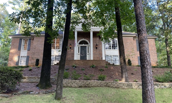 Tuscaloosa House | Pet Friendly Home Minutes from UA with Large Fenced Backyard and Movie Theatre