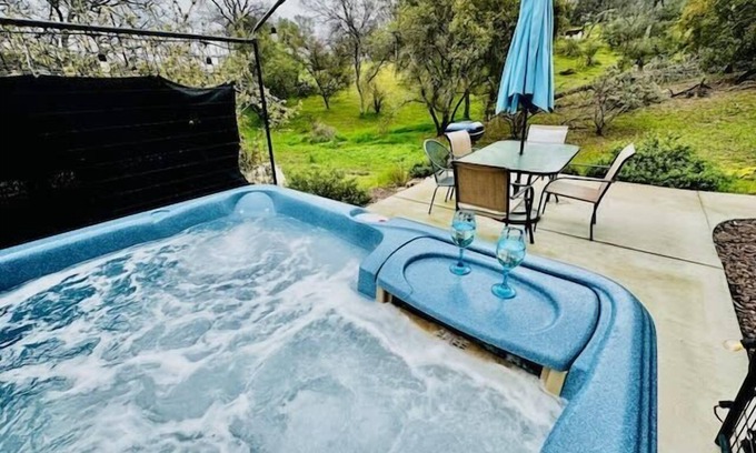 Yosemite Lakes House | Pet Friendly/Hot Tub/BBQ/Sleeps 11/The Lighthouse