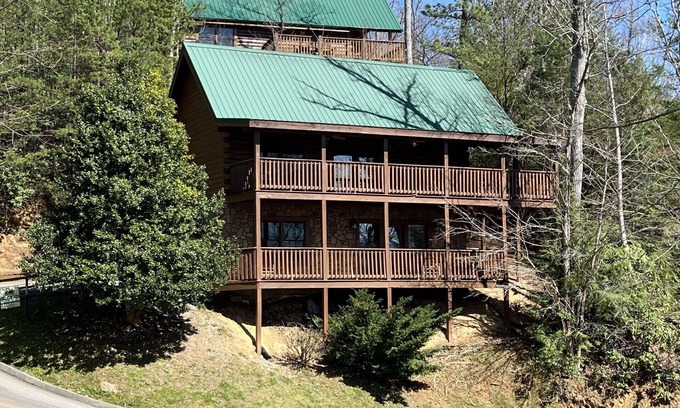 Black Bear Falls Cabin | Pet friendly! Hot tub, Pool, King Beds, Pool table. Only 3 miles to downtown GB!